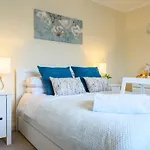 Cathays Heights, By Ty Sa - A Stylish Spacious 2 Bed Apartment. Convenient For City Centre & Hospital.