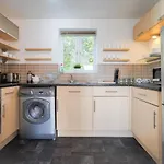 Stylish Apartment With Private Parking