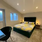 Modern Central Apartment + King Size Bed + Garden