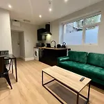 Modern Central Apartment + King Size Bed + Garden