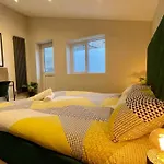 Modern Central Apartment + King Size Bed + Garden