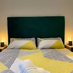 Modern Central Apartment + King Size Bed + Garden