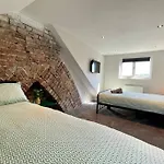 Large House Near Victoria Park For Groups, 10 Mins Bus To City Centre
