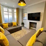 Large House Near Victoria Park For Groups, 10 Mins Bus To City Centre