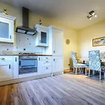 De Courceys Manor Suites & Cottages