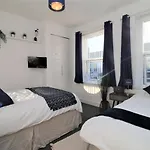 Three Bedroom Townhouse - Free Local Parking - By Property Promise