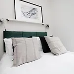 Modern 2 Bedroom Apartment - Central Location!