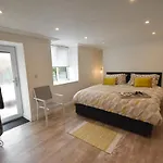 Modern Apartment Near City Centre And The Bay