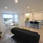 Modern Apartment Near City Centre And The Bay