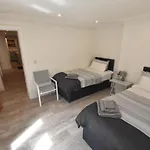 Modern Apartment Near City Centre And The Bay