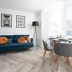 Connaught House - City Centre - Free Parking & Wi-Fi