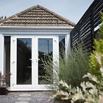 Cwtch, Cozy Studio, Private, Separate Entrance.