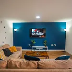 Private And Spacious 2 Bedroom House - Free Parking!