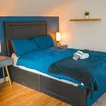Private And Spacious 2 Bedroom House - Free Parking!
