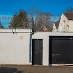 Private And Spacious 2 Bedroom House - Free Parking!