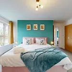 Stunning Cardiff City Apartment! Sleeps 8