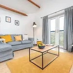Stayright- 2 Bedroom House, Centrally Located & Close Walk To City Centre