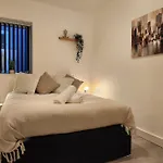 Aparthotel Flat 5 - 10 Min To Centre By Property Promise