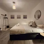 Aparthotel Flat 8 - 10 Min To Centre By Property Promise