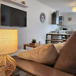 Aparthotel Flat 8 - 10 Min To Centre By Property Promise