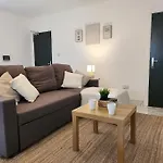 Aparthotel Flat 8 - 10 Min To Centre By Property Promise