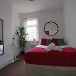 Large Family Home Central Location 3 Double Bedrooms And 1 Single Bedroom