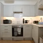 North Road Apartments - Perfectly Placed, Close To Town & Castle With Private Parking