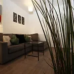 North Road Apartments - Perfectly Placed, Close To Town & Castle With Private Parking