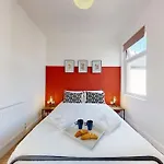 City Centre - 2 Bed Apartment- Free Parking & Netflix