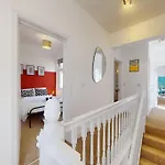 City Centre - 2 Bed Apartment- Free Parking & Netflix