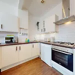 City Centre - 2 Bed Apartment- Free Parking & Netflix