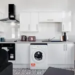 Stadium View Apartments #4 - Spacious & Modern 2 Bed Flat