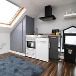 Chic & Trendy Studio