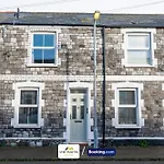 Stylish 2 Bedroom Townhouse By Stirkmartin Stays Short Lets & Serviced Accommodation Cardiff With Free Parking & Sleeps5