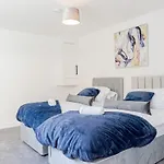 Luxury Home With Parking Near Everything! Netflix, Pool, Gaming - Long Stay Savings - Perfect For Nhs, Contractors, Relocators