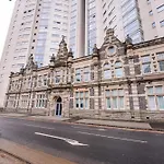 Luxurious Penthouse With Panoramic Views & Free Parking In Cardiff City Centre