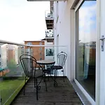 Stay Central Century Wharf - Perfect Location, Swimming Pool And Gym Access
