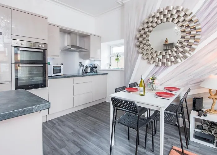 Pass The Keys Spacious 3 Bedroom Apartment In Trendy Canton!