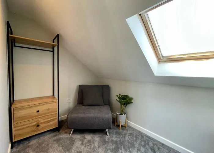 Large House Near Victoria Park For Groups, 10 Mins Bus To City Centre