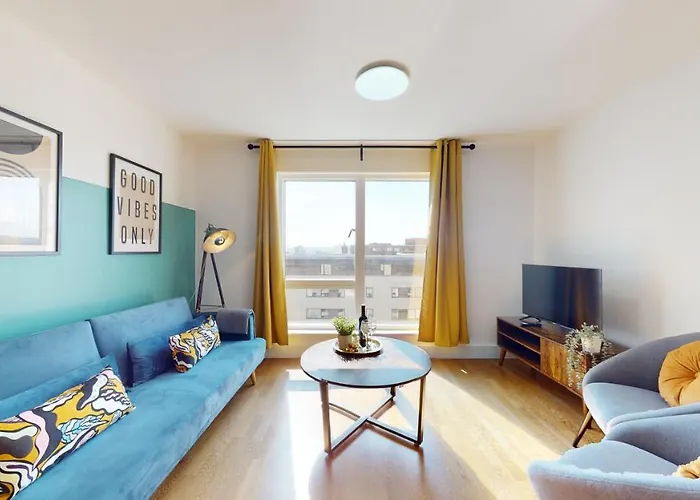 Water View Apartment- 2 Bed - Cardiff Bay - Free Parking!!