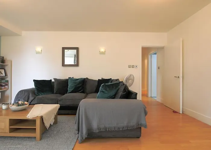 2 Bed Spacious Apartment In Cardiff Cc