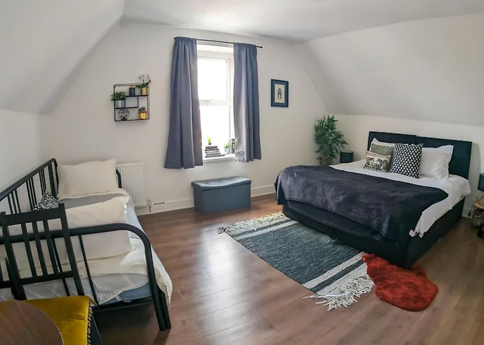 Phenix Central - Huge 3 Bed, Super Equipped Apartment.