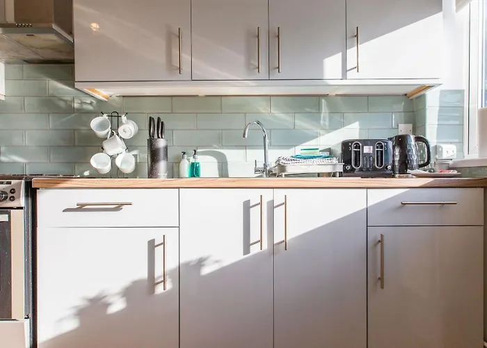Cozy 2Br Retreat | Prime Cardiff Location