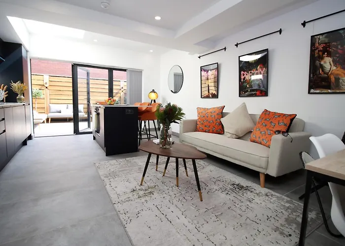 New Listing - Cardiff Modern & Spacious Retreat With Private Courtyard