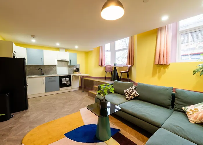 Aaron Wise - 51 Fitzhamon Apartments