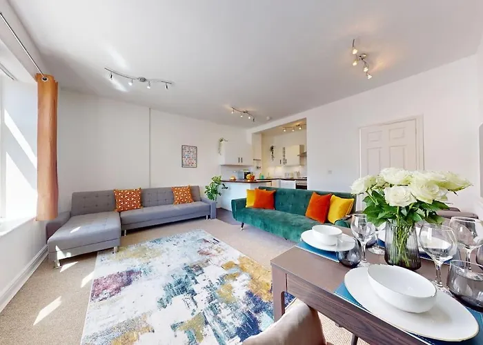 City Centre - 2 Bed Apartment- Free Parking & Netflix