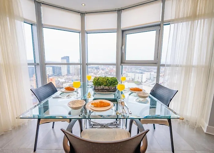 Luxurious Penthouse With Panoramic Views & Free Parking In Cardiff City Centre