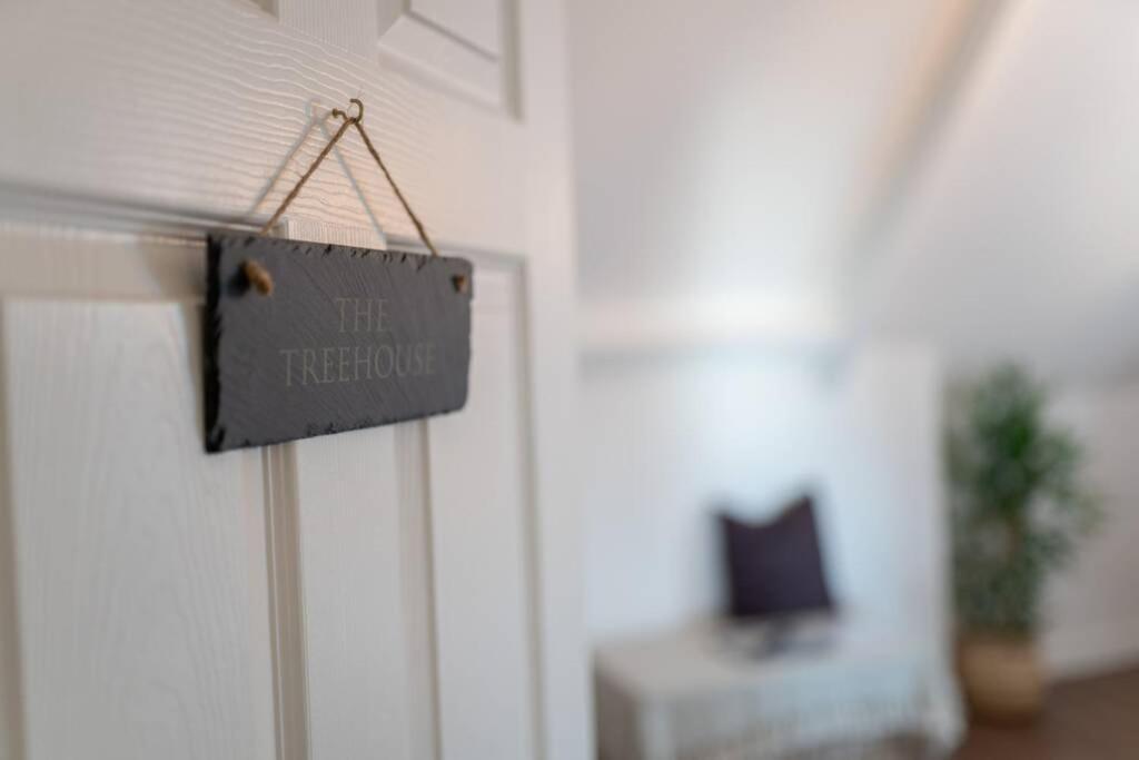 Phenix - Huge 3 Bed, Super Equipped Apartment.