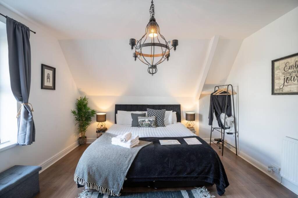 Phenix - Huge 3 Bed, Super Equipped Apartment. *