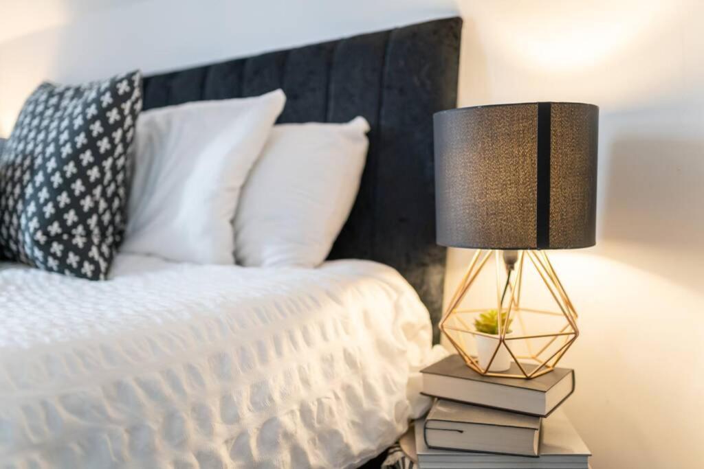 Phenix - Huge 3 Bed, Super Equipped Apartment.